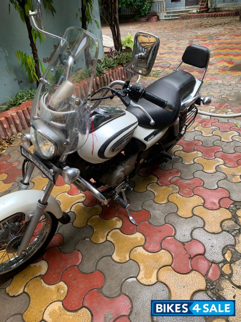 White Bajaj Avenger Cruise 220