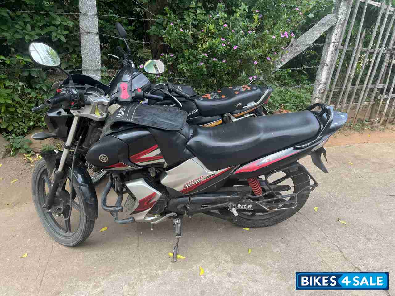 Red And Black Yamaha SS125