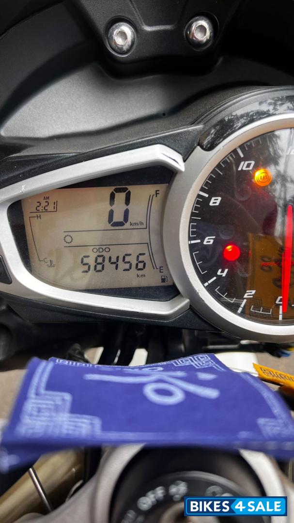 White Triumph Street Triple