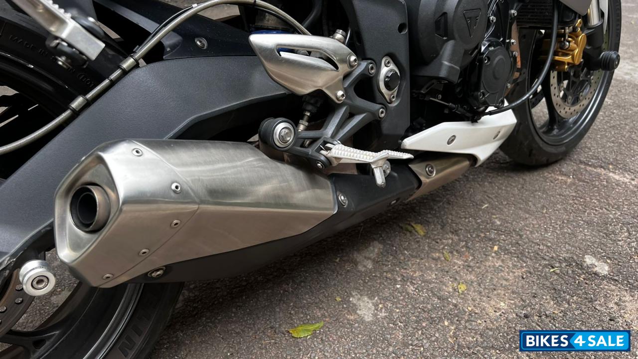 White Triumph Street Triple