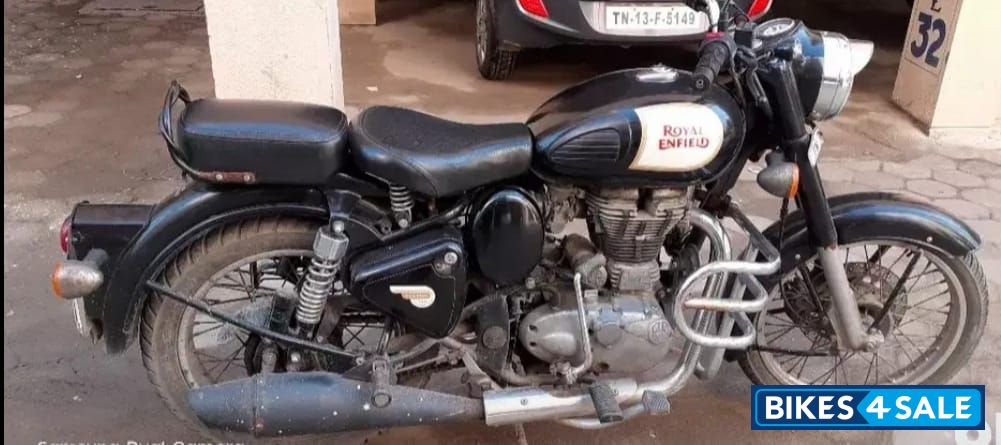 Black Royal Enfield Bullet Standard 350