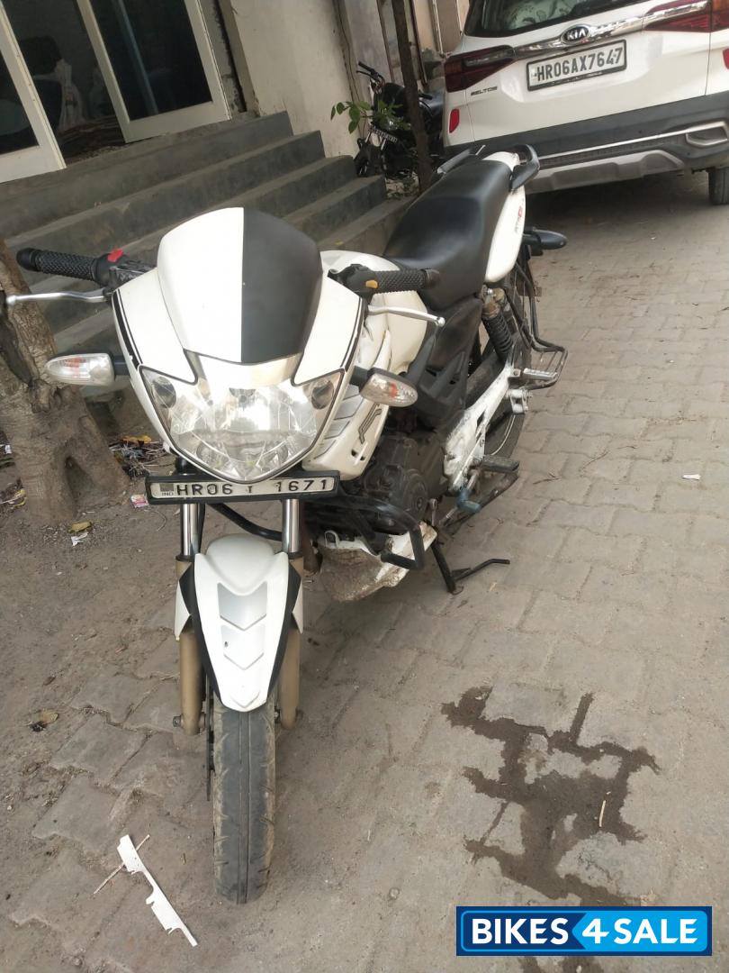 White TVS Apache RTR 180