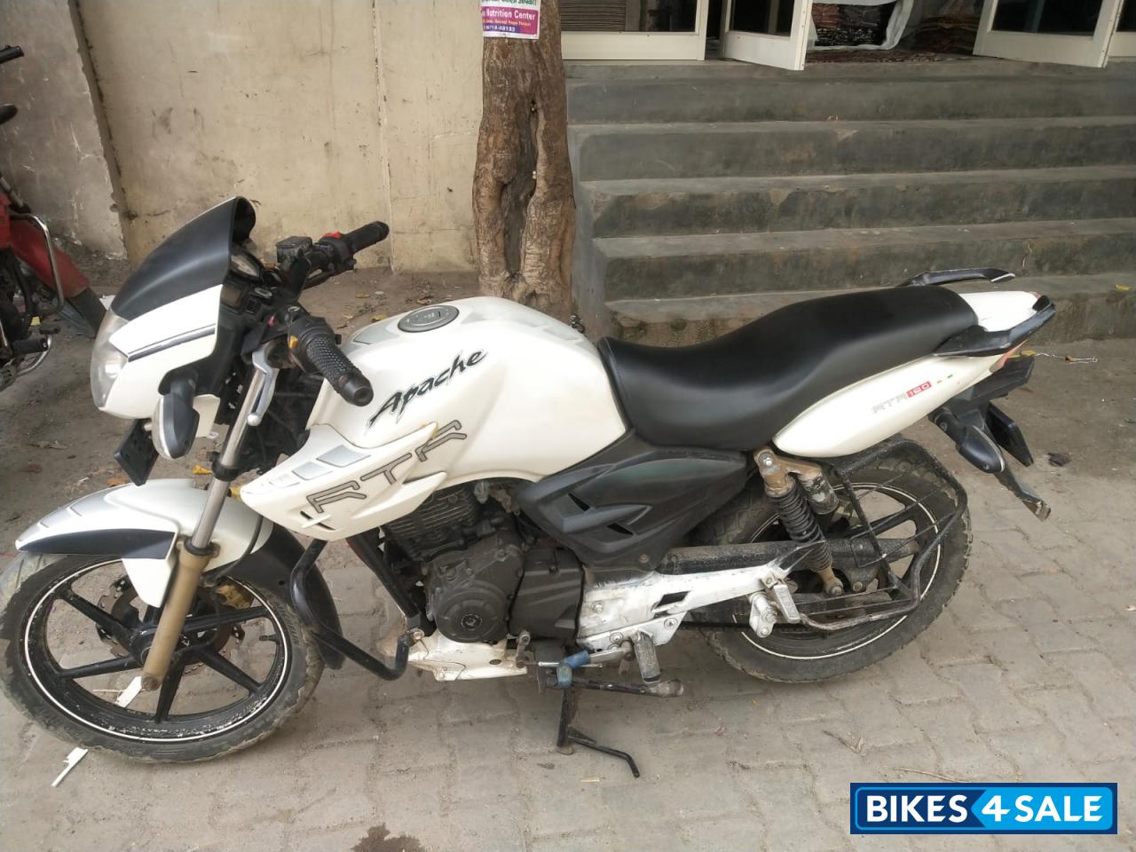 White TVS Apache RTR 180
