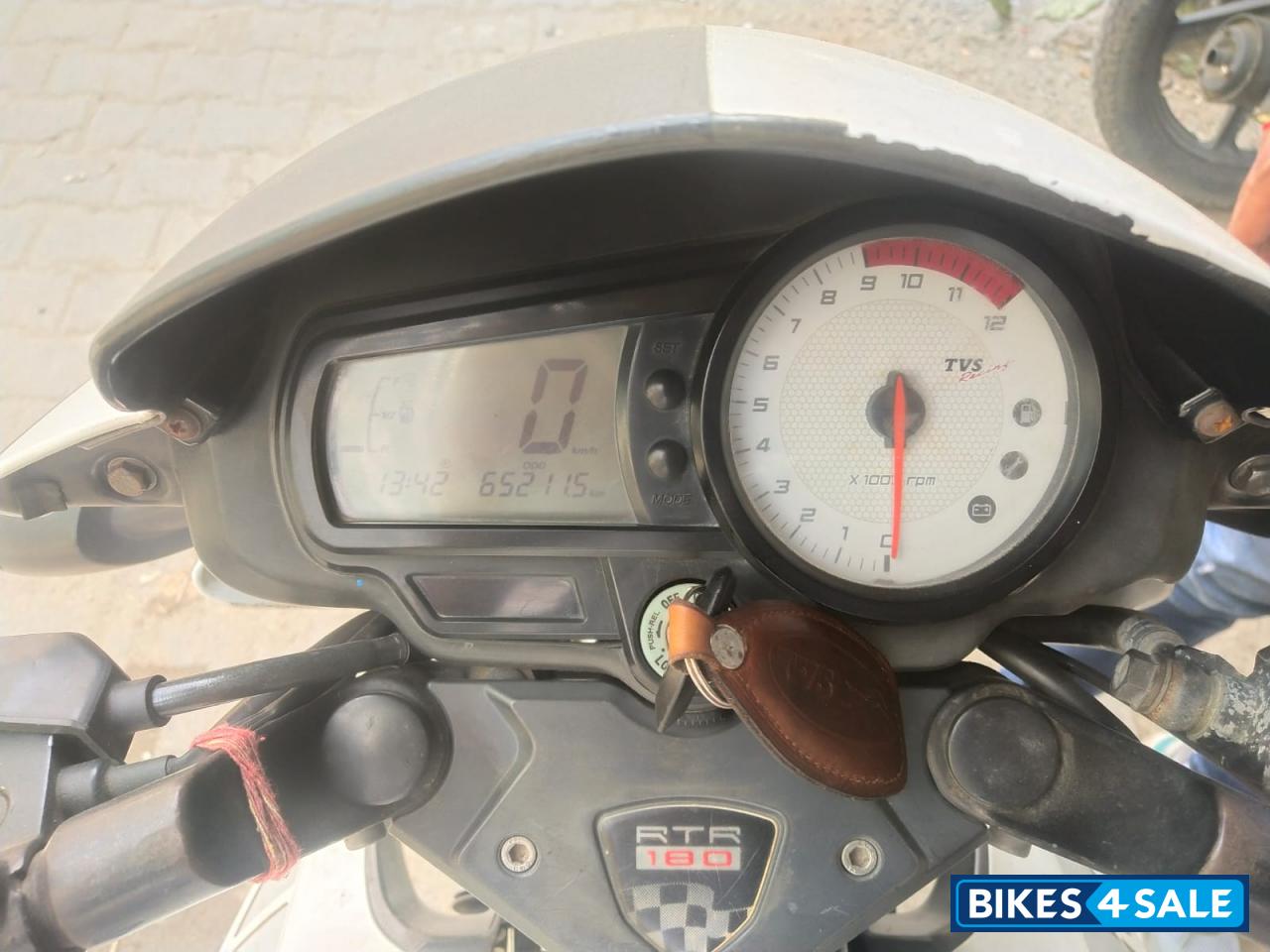 White TVS Apache RTR 180