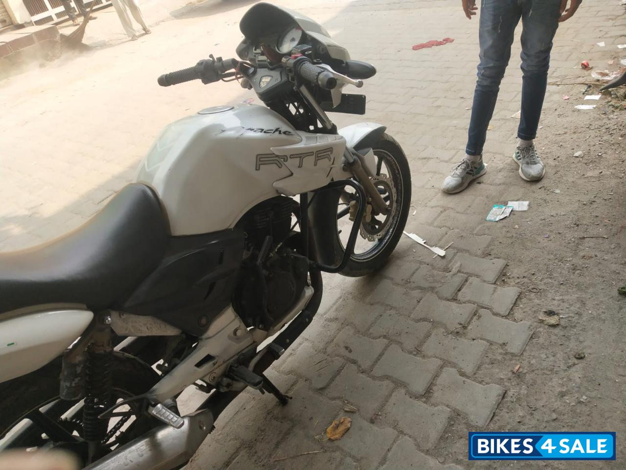 White TVS Apache RTR 180