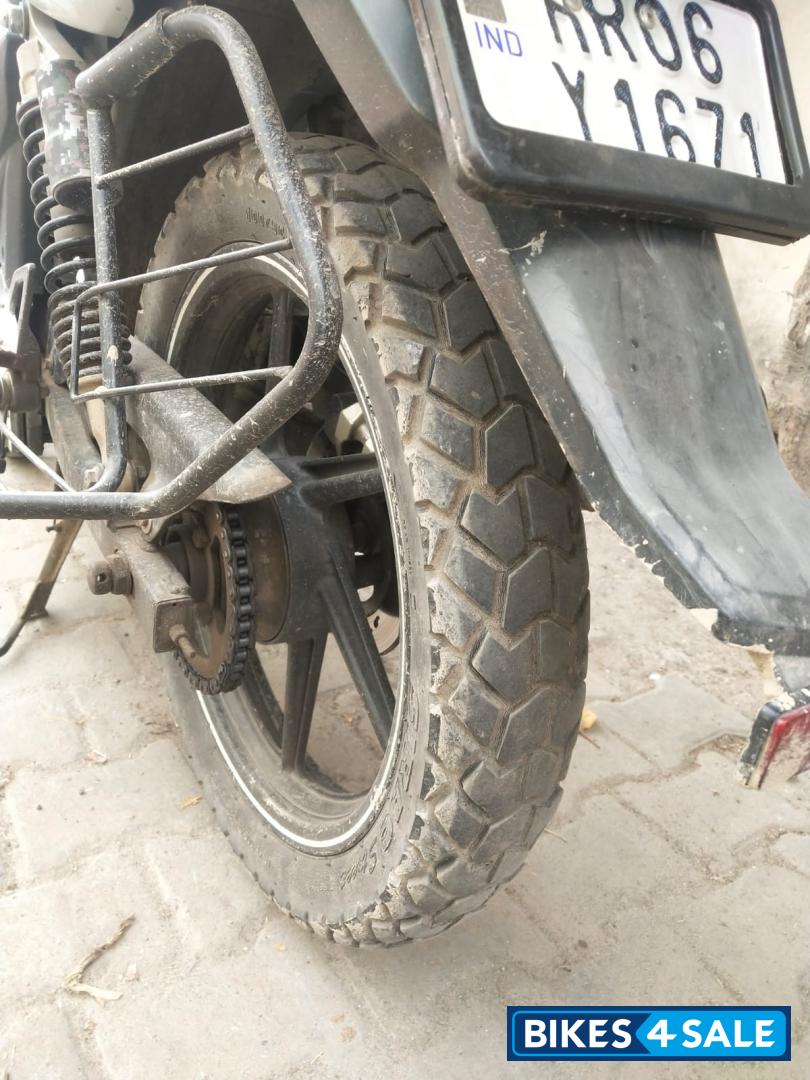 White TVS Apache RTR 180