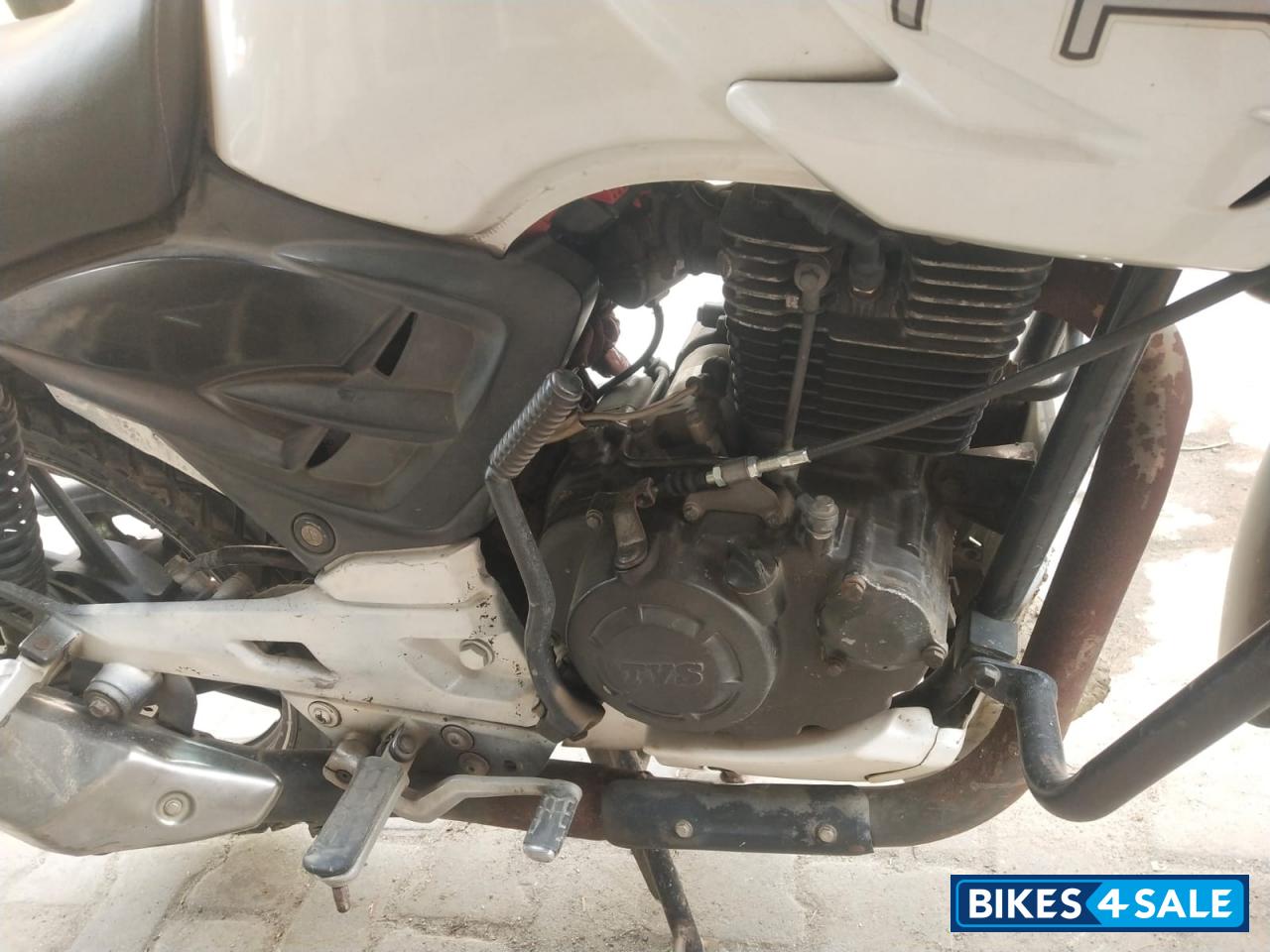 White TVS Apache RTR 180