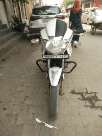 White TVS Apache RTR 180
