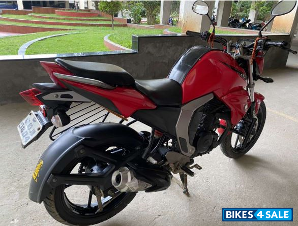 Red Yamaha FZ FI V2