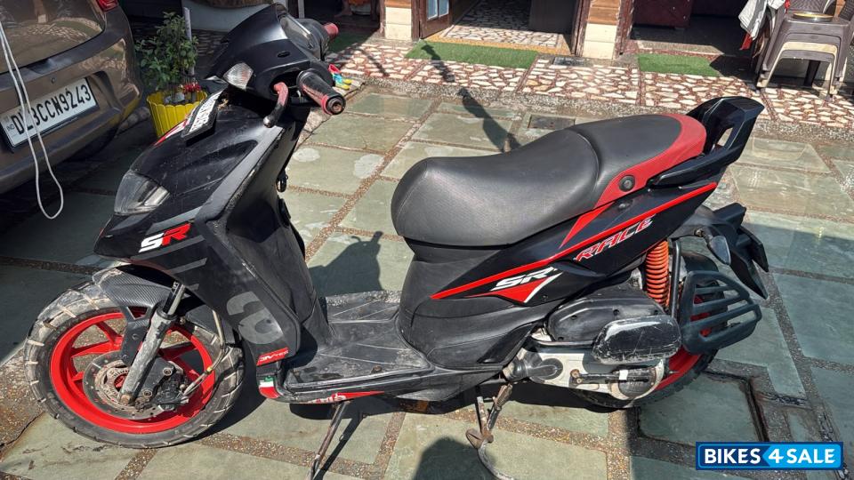 Black Aprilia SR 160 Carbon ABS