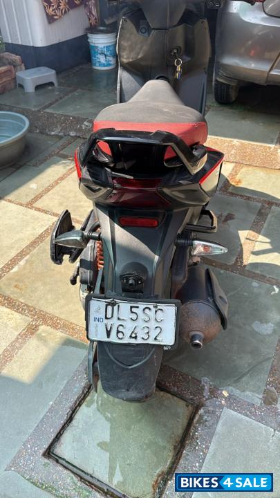 Black Aprilia SR 160 Carbon ABS
