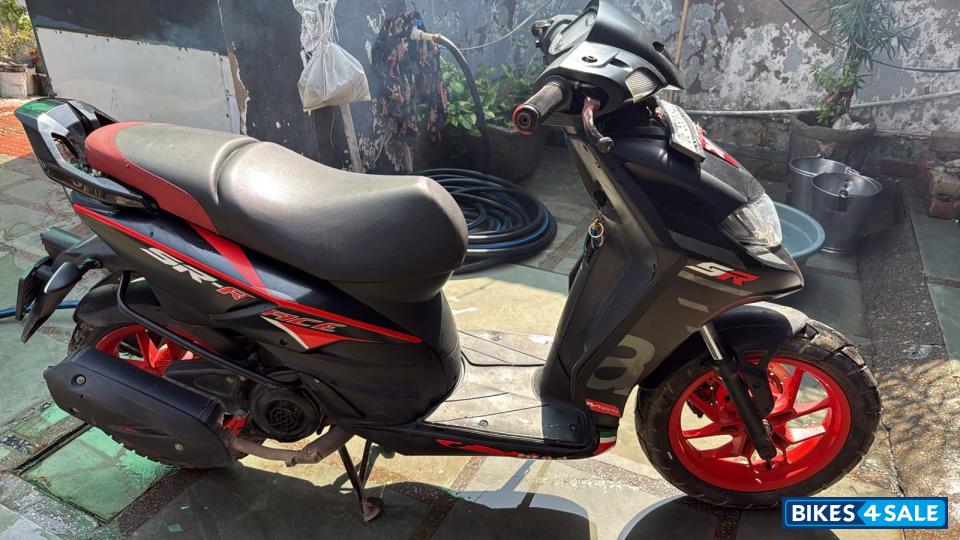Black Aprilia SR 160 Carbon ABS