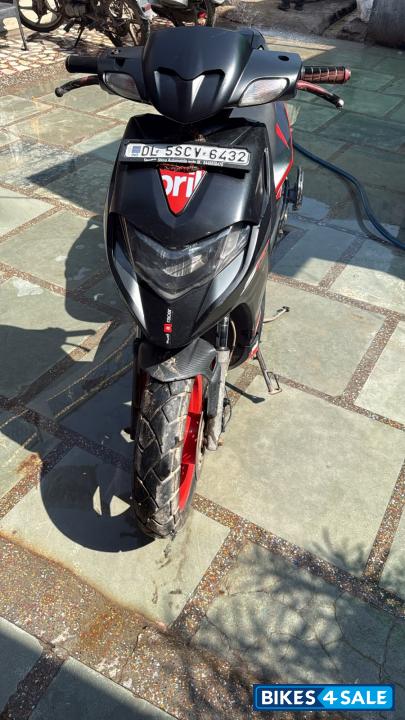 Black Aprilia SR 160 Carbon ABS