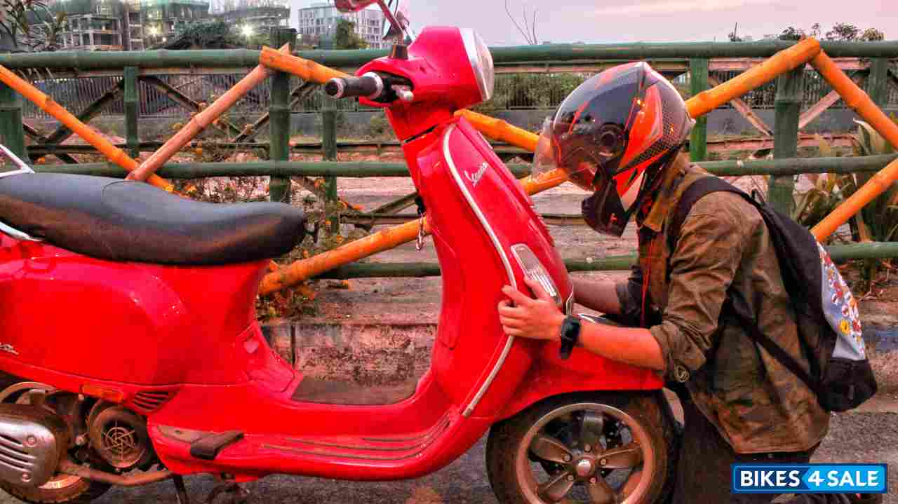 Red Vespa VXL 125