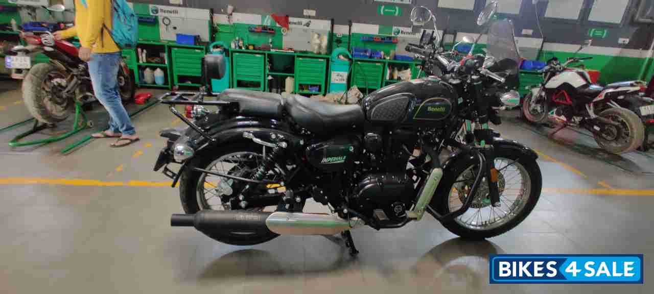 Black Benelli Imperiale 400 BS6