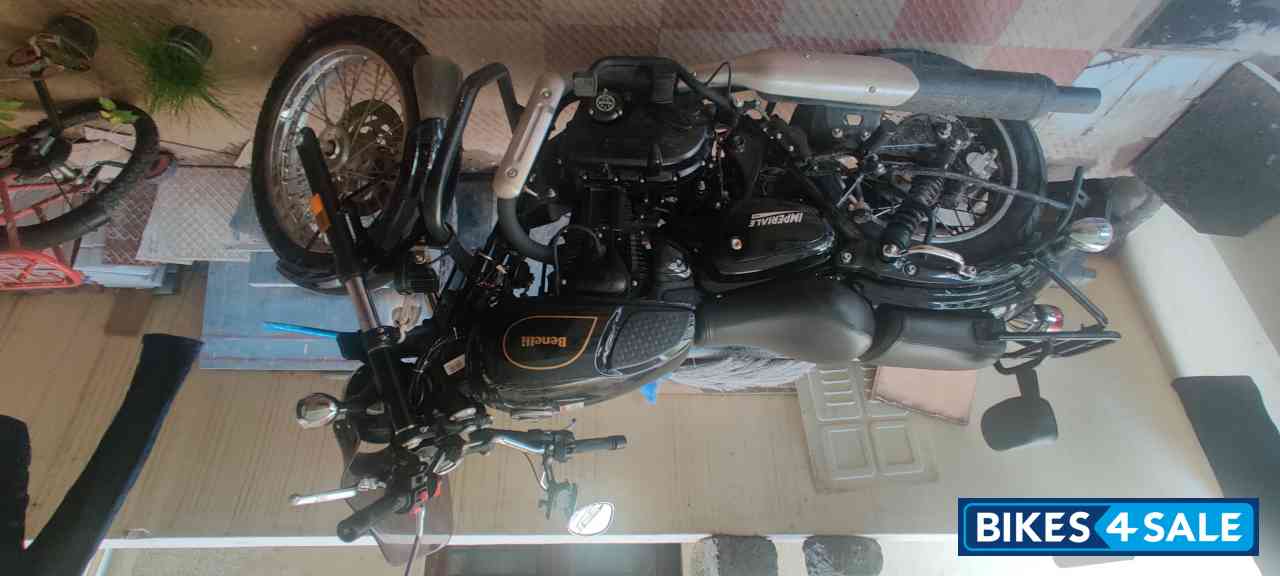 Black Benelli Imperiale 400 BS6
