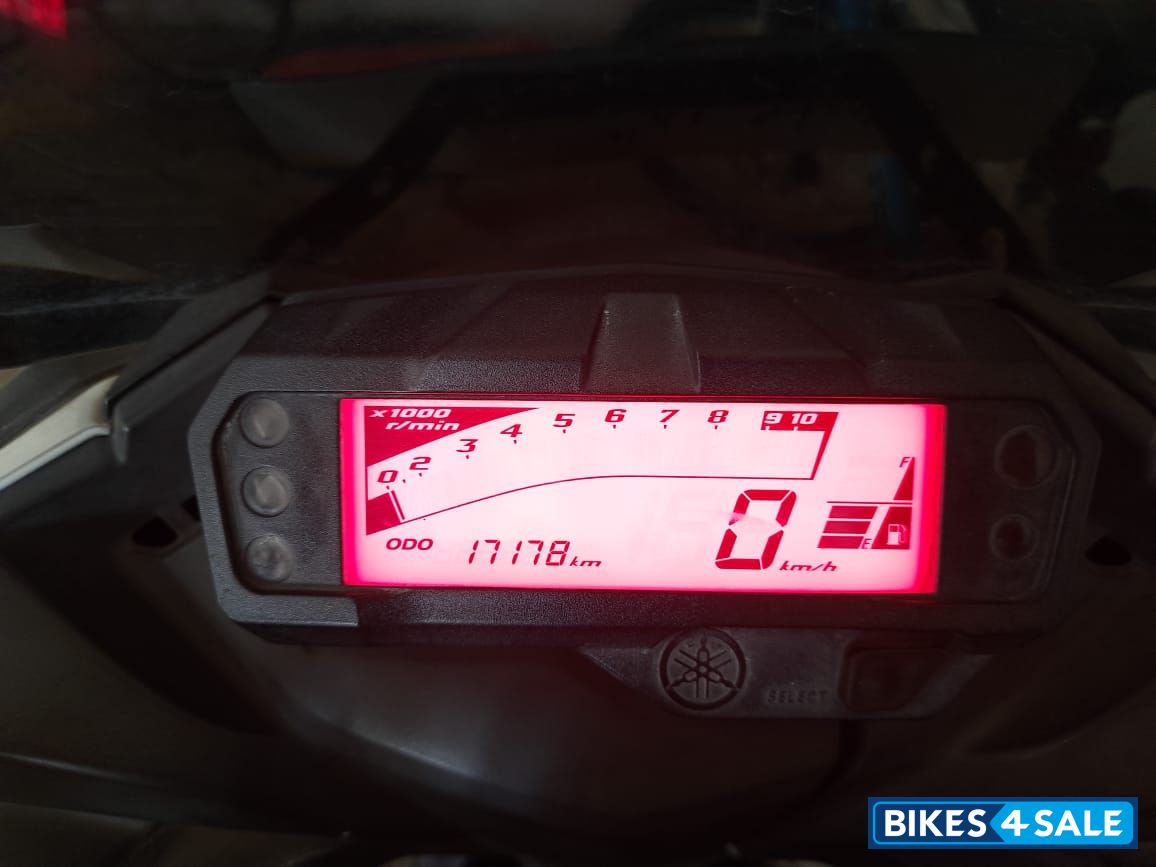 White Yamaha Fazer FI V2