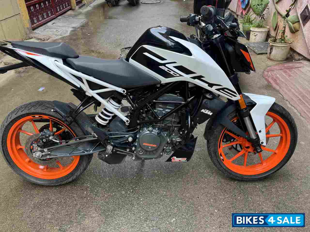 White KTM Duke 200 2020