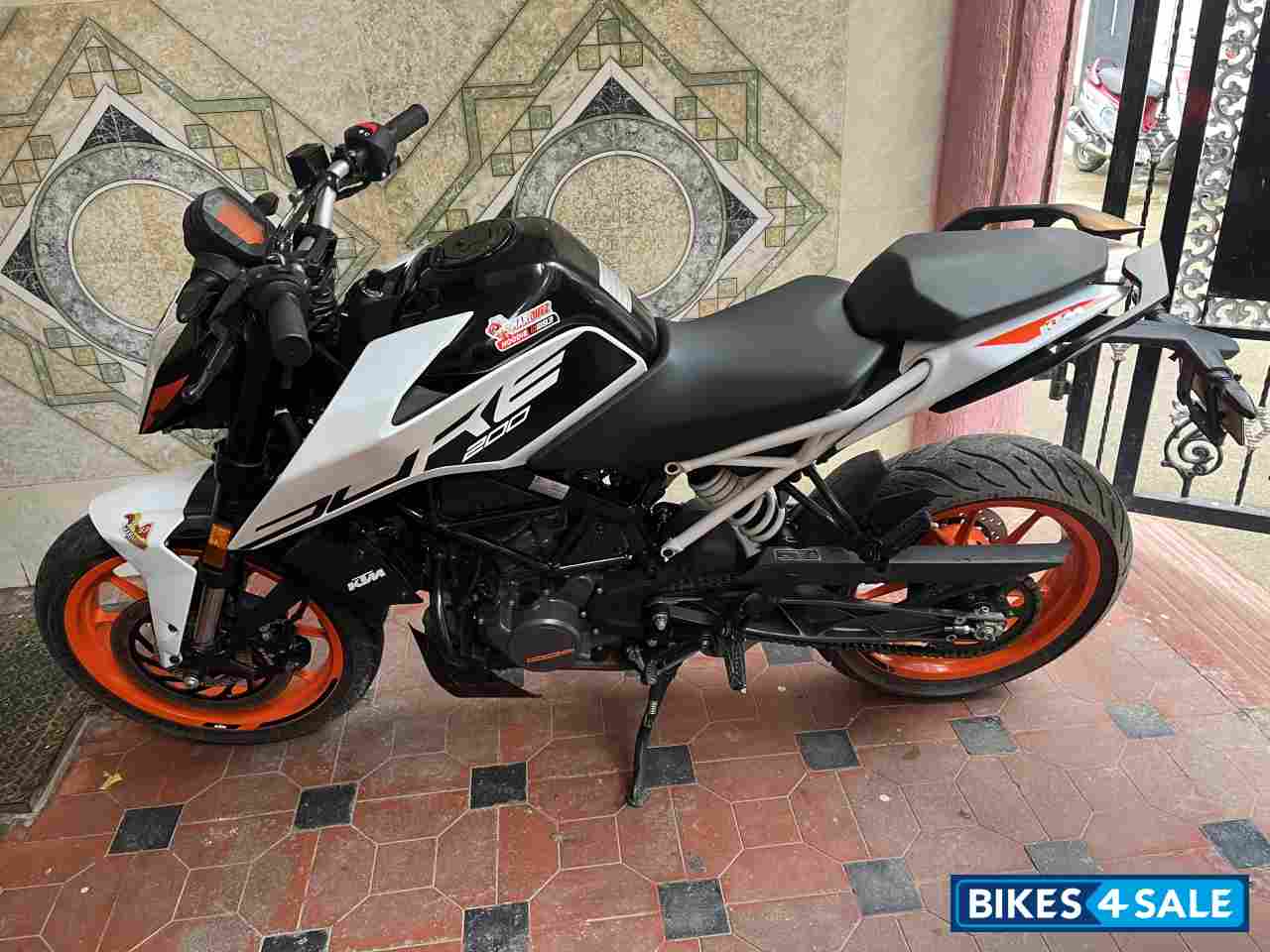 White KTM Duke 200 2020