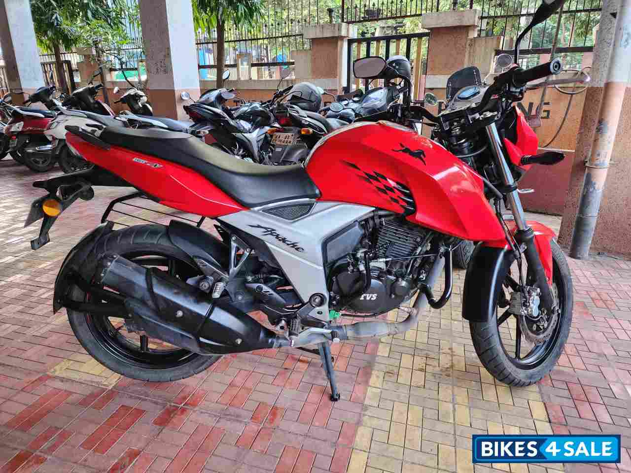 Red TVS Apache RTR 160 4V