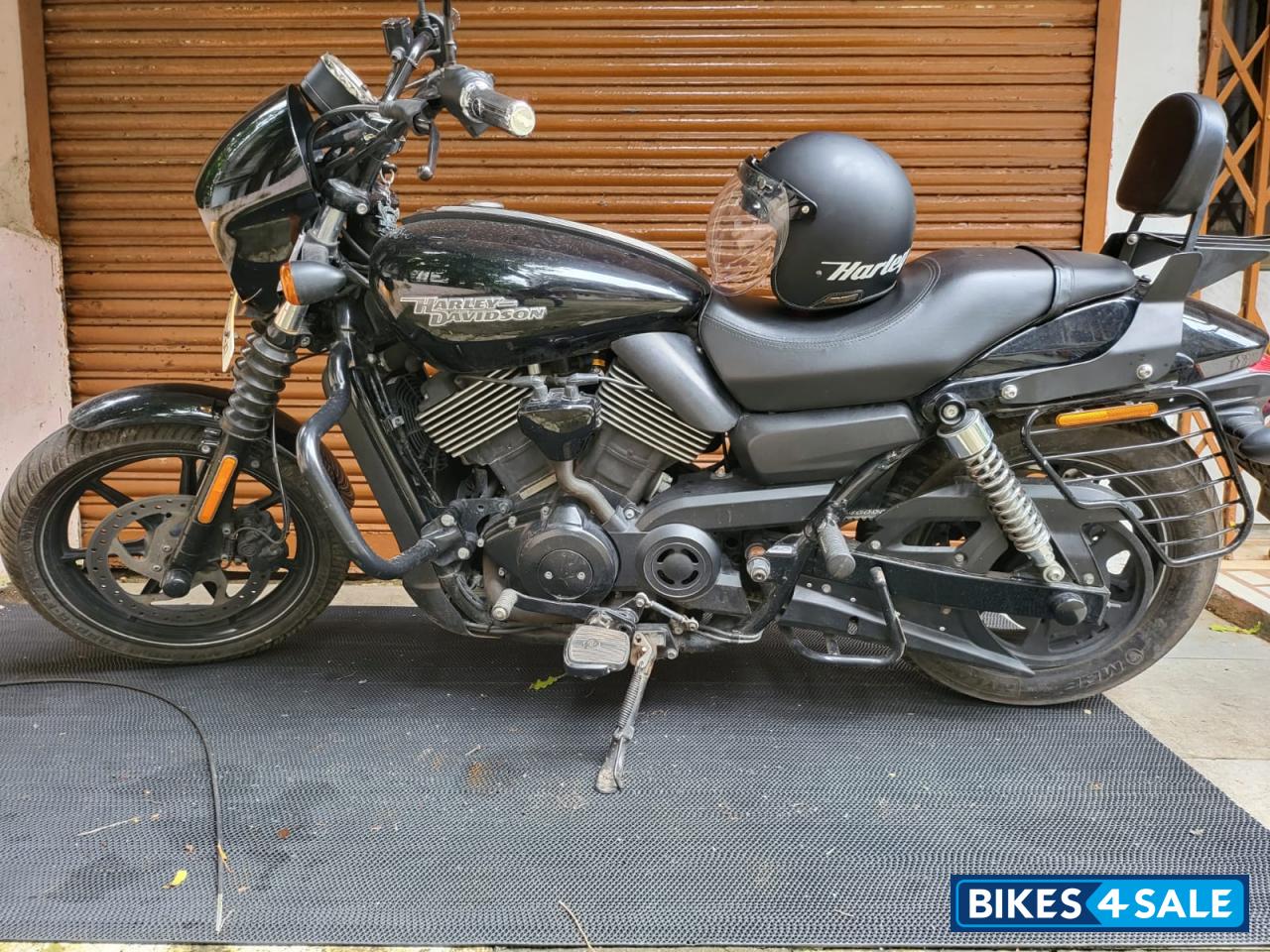 Black Harley Davidson Street 750