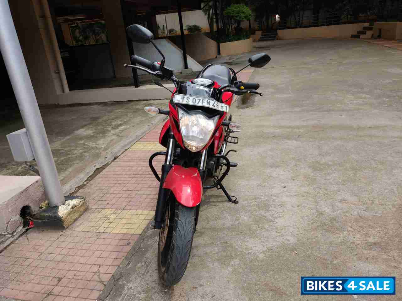 Red Suzuki Gixxer 150