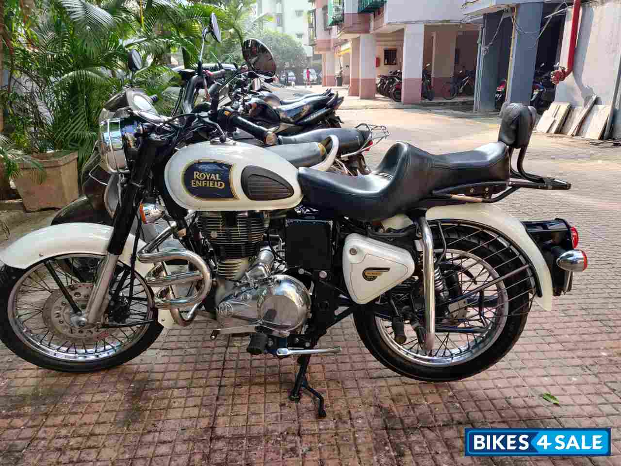 White Royal Enfield Classic 350