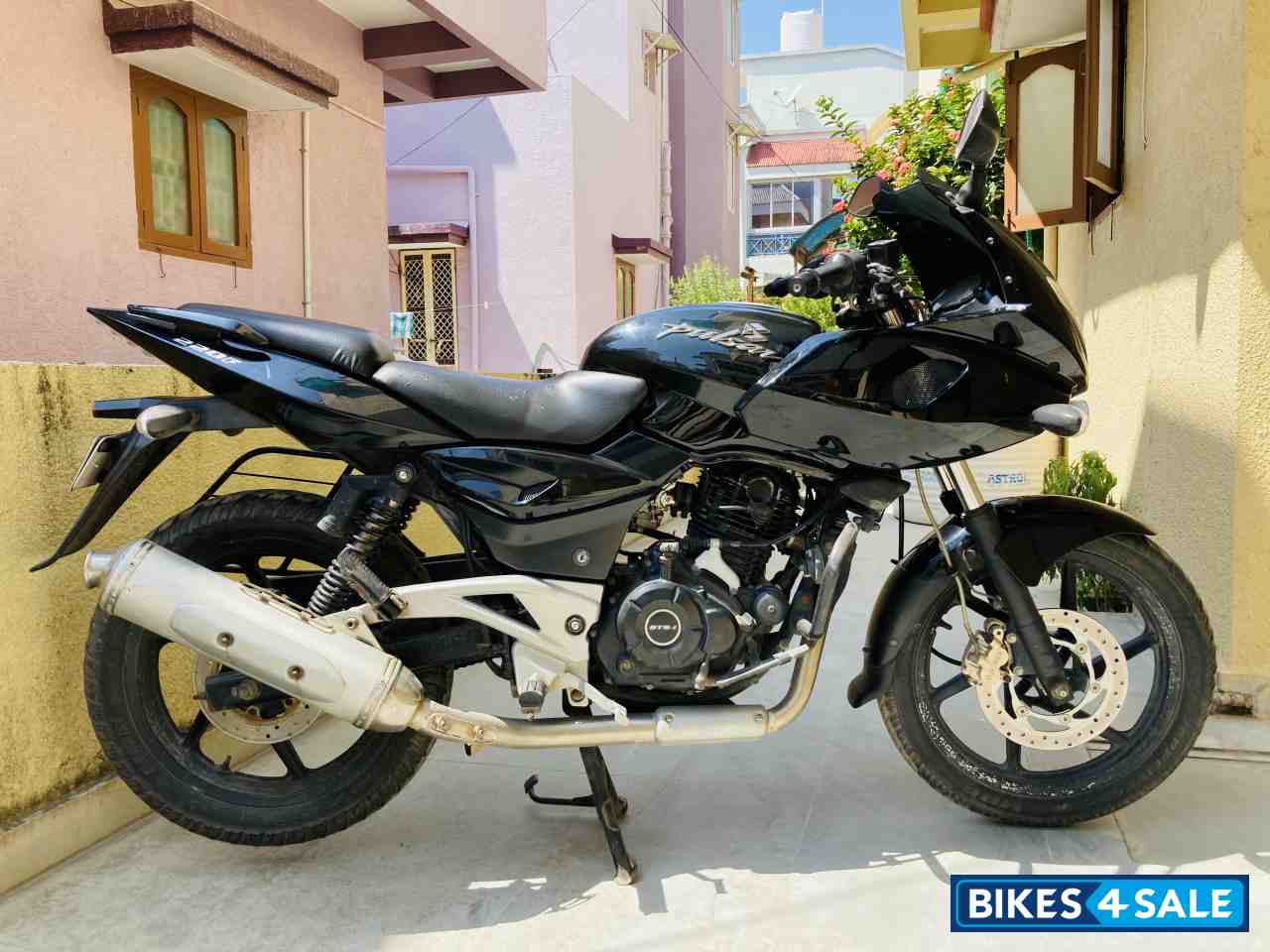 Black Bajaj Pulsar 220F