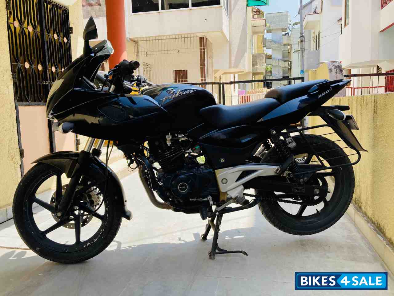 Black Bajaj Pulsar 220F