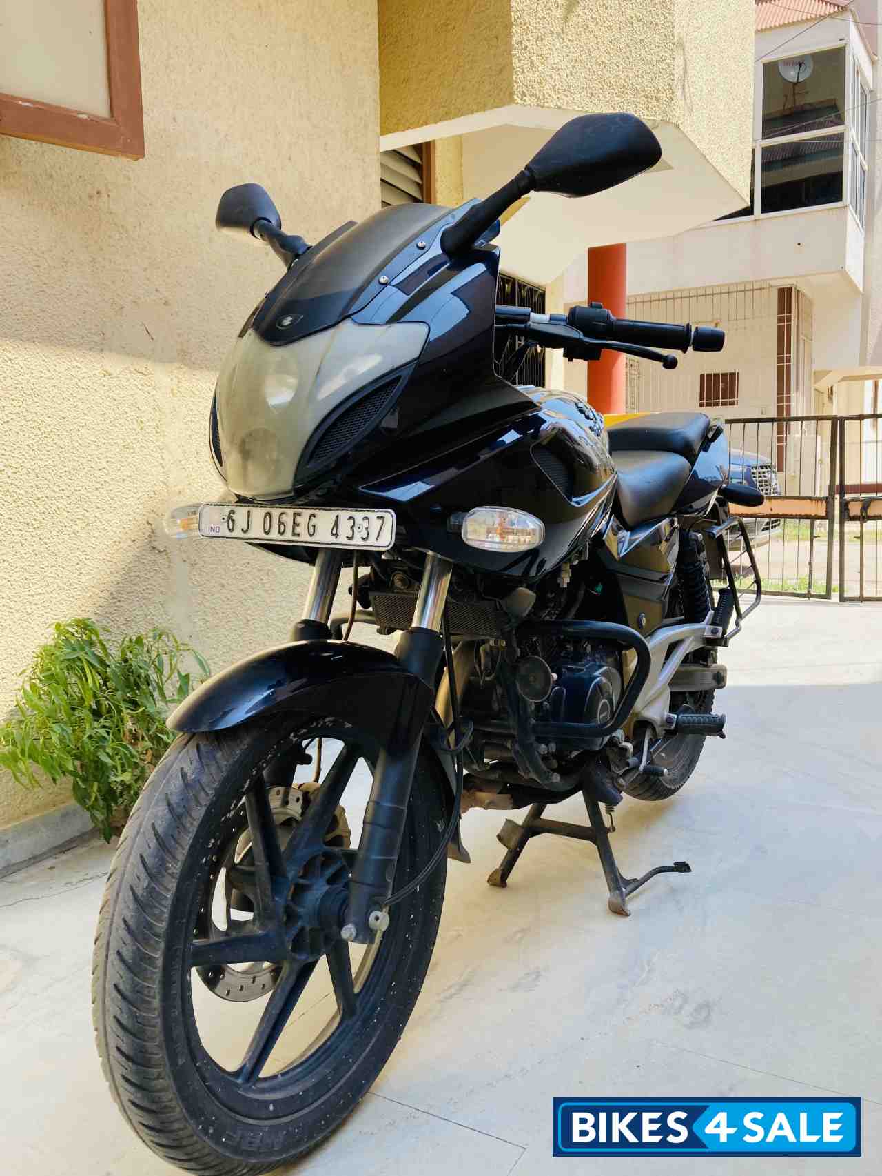 Black Bajaj Pulsar 220F