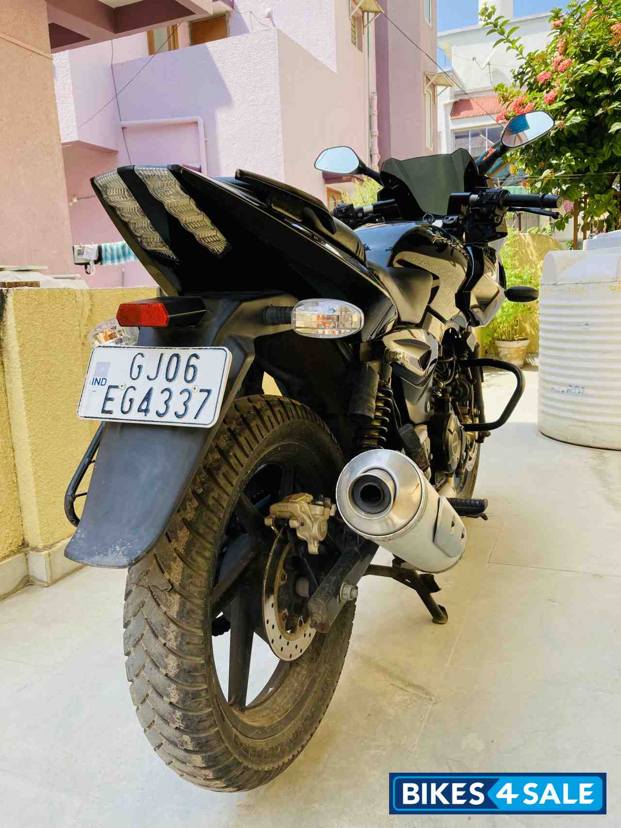 Black Bajaj Pulsar 220F