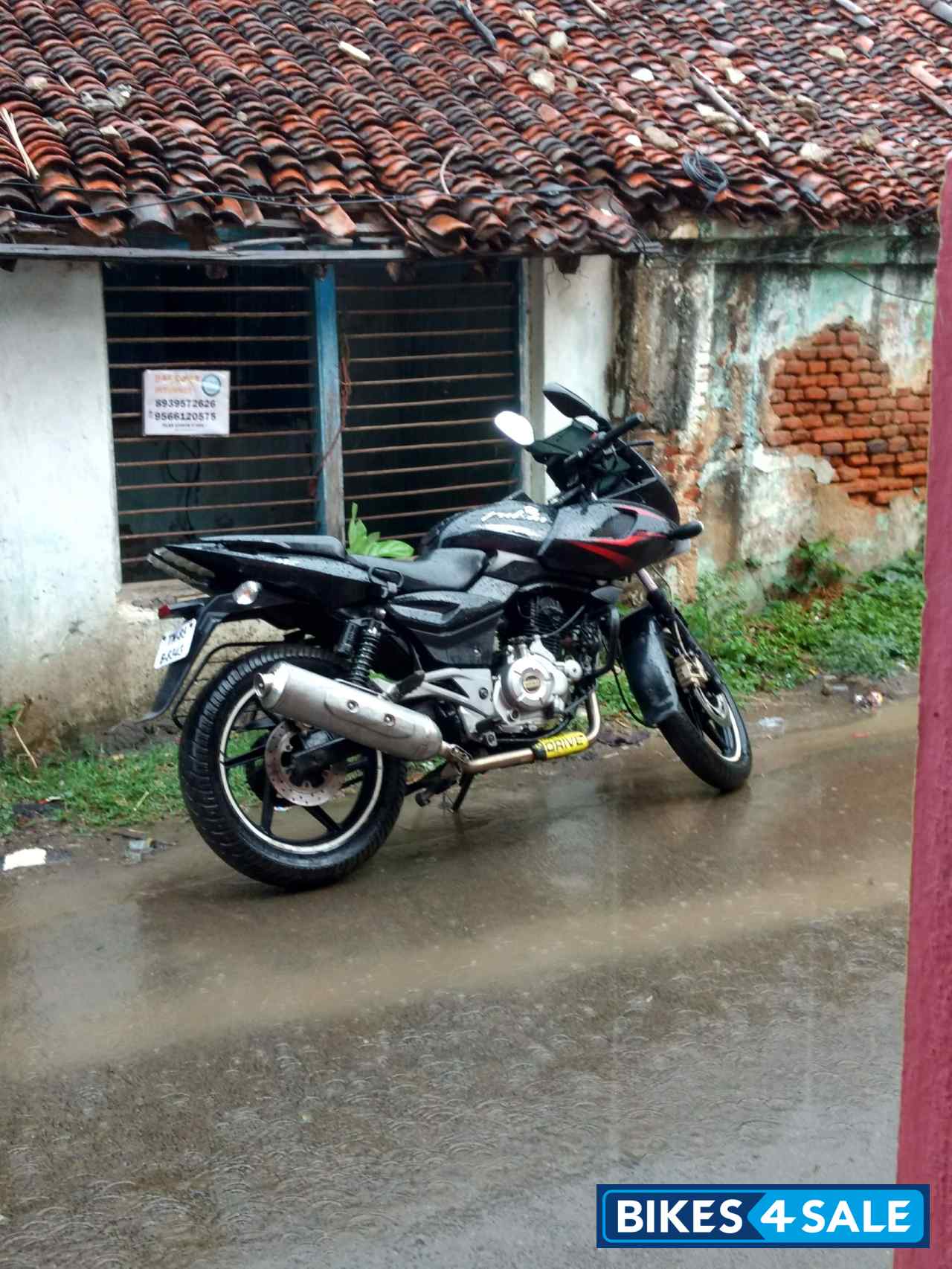 Bajaj Pulsar 220F