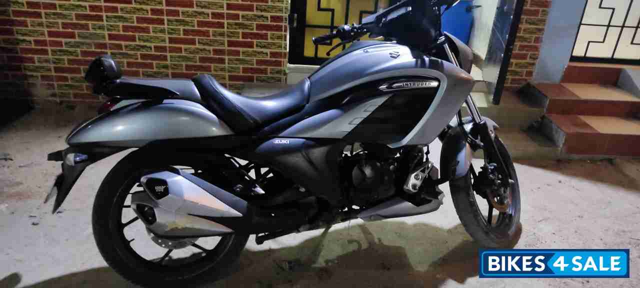 Silver Suzuki Intruder 150