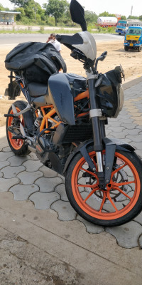 Black KTM Duke 390