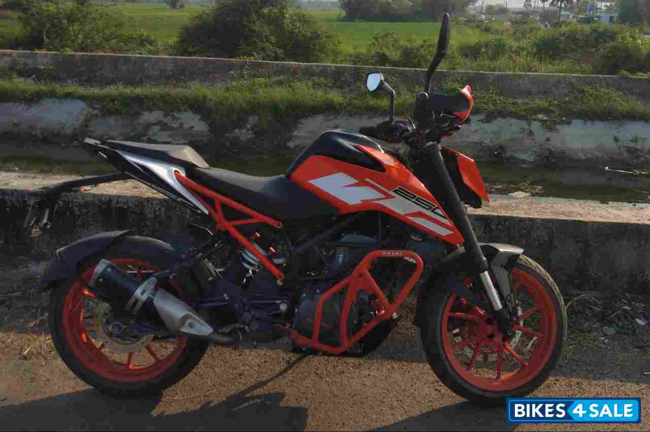 Orange KTM Duke 250