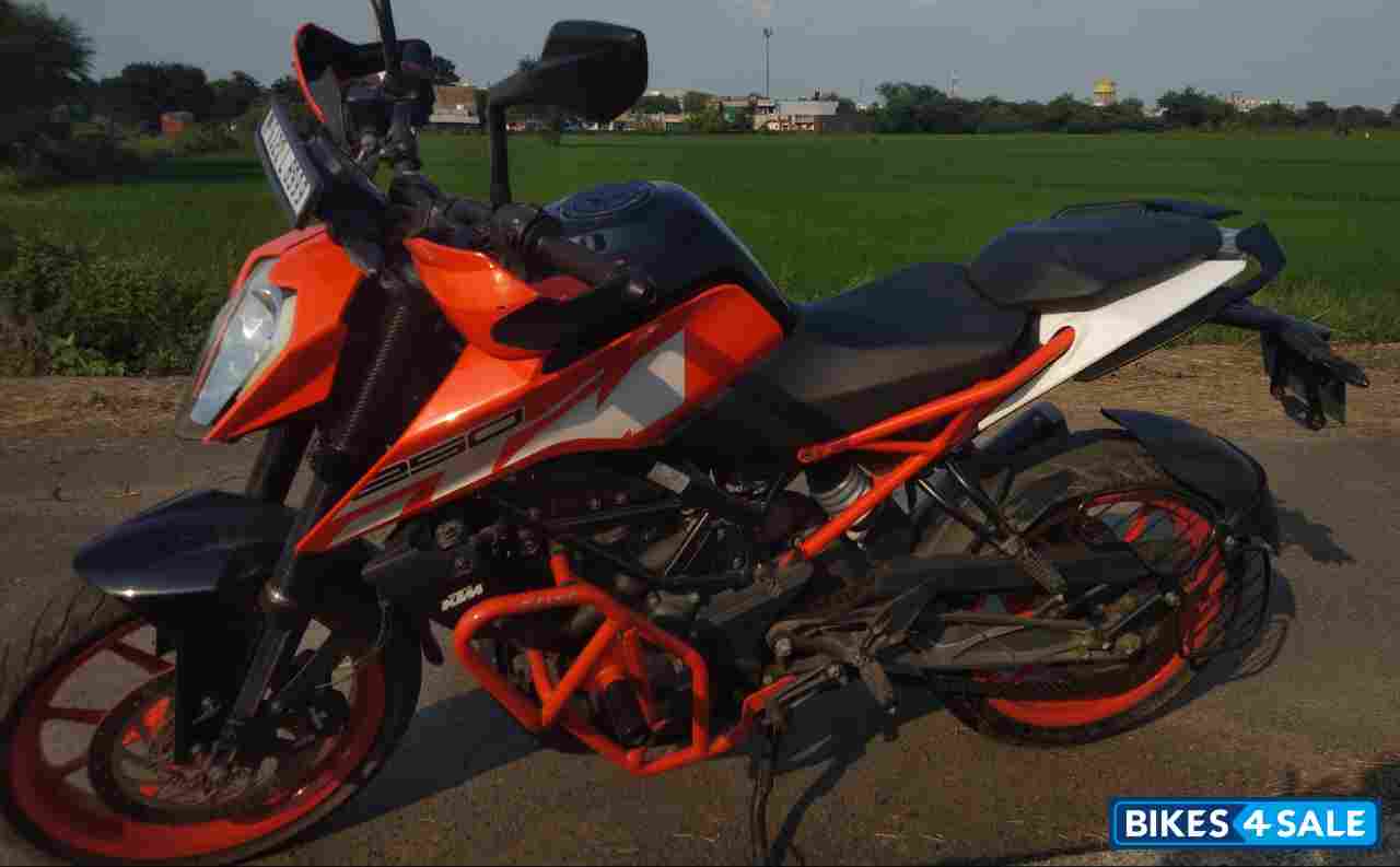 Orange KTM Duke 250