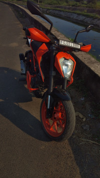Orange KTM Duke 250