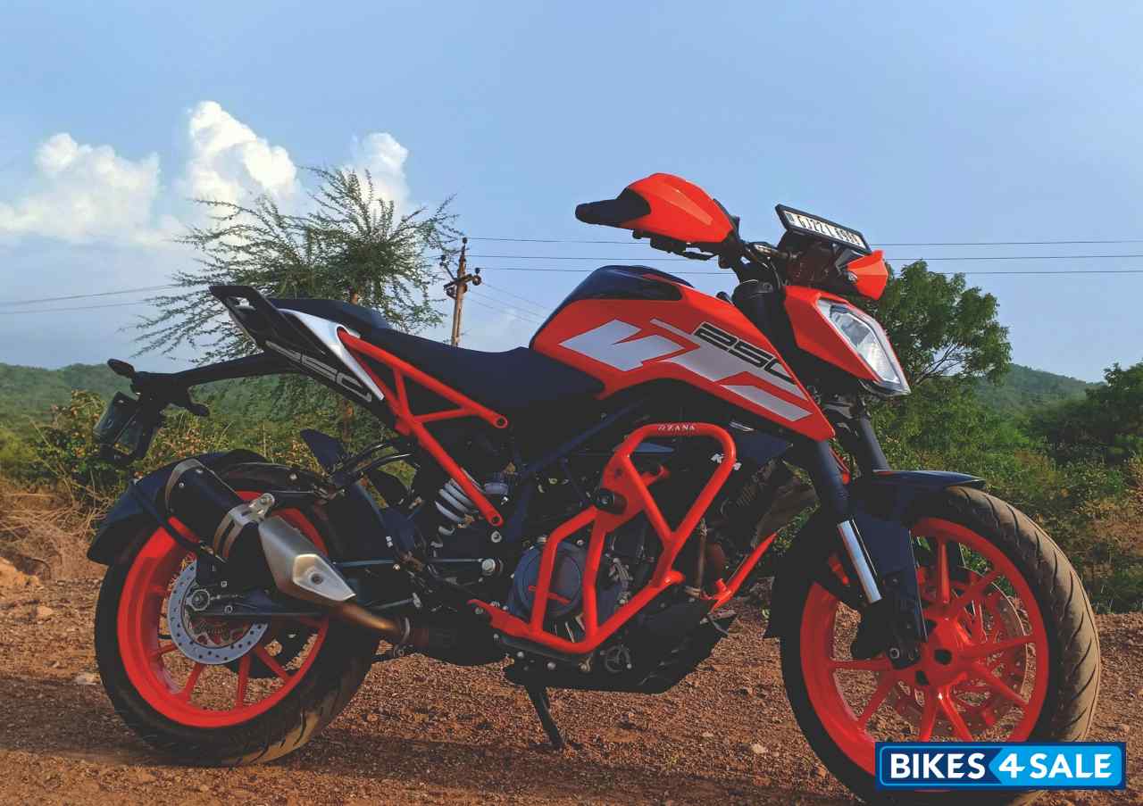Orange KTM Duke 250