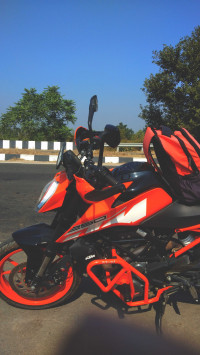 Orange KTM Duke 250