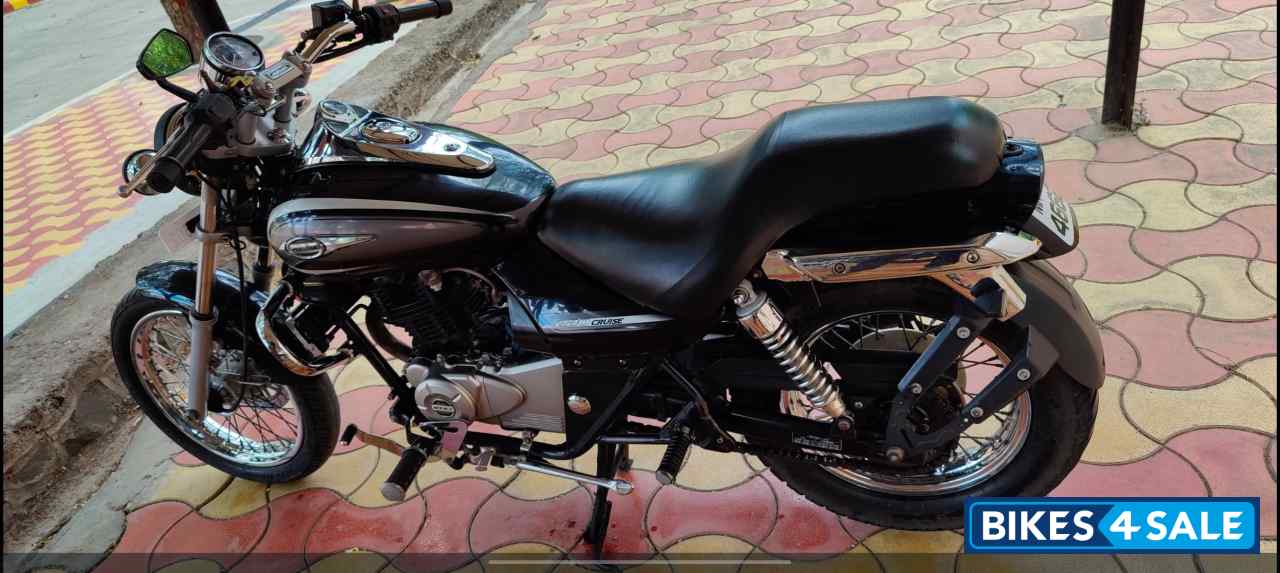 Black Bajaj Avenger Cruise 220