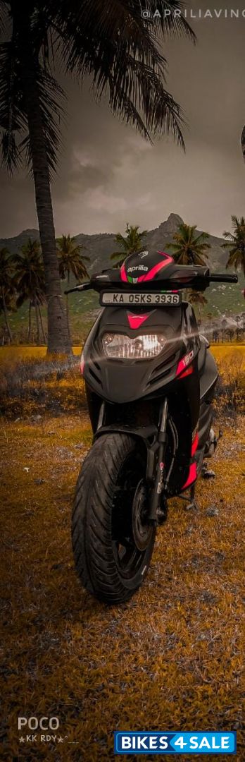 Black Aprilia SR 150 Carbon