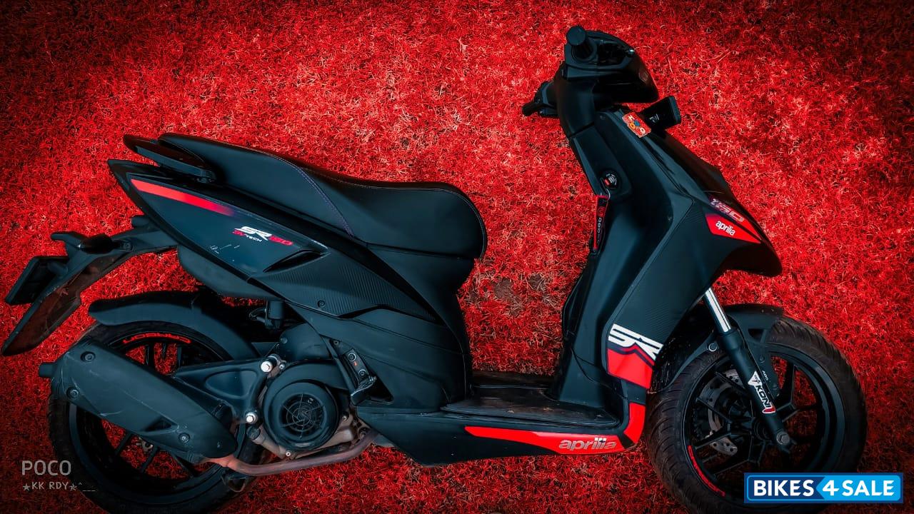 Black Aprilia SR 150 Carbon