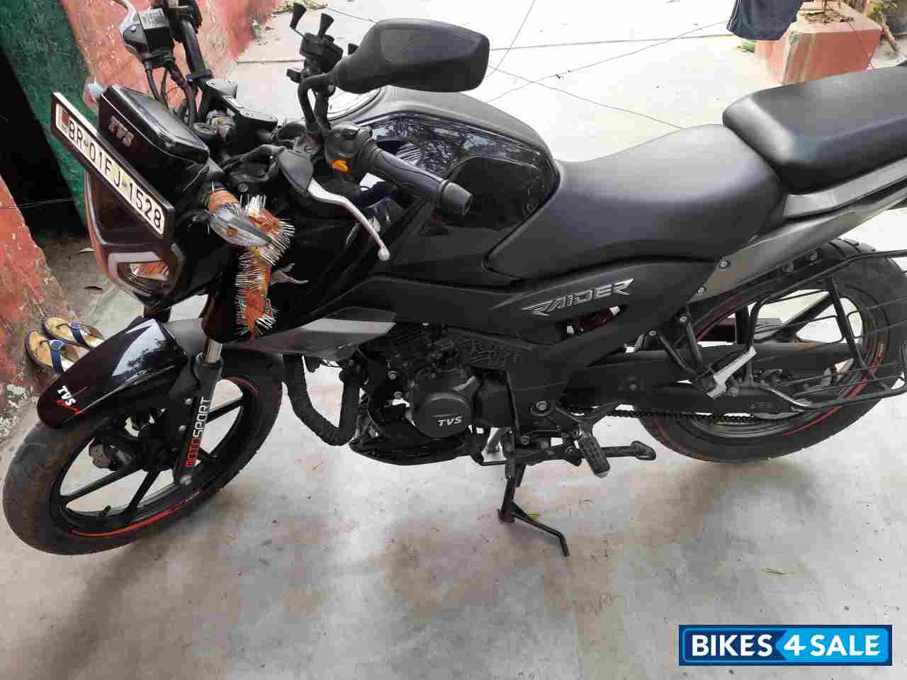 Black TVS Raider 125