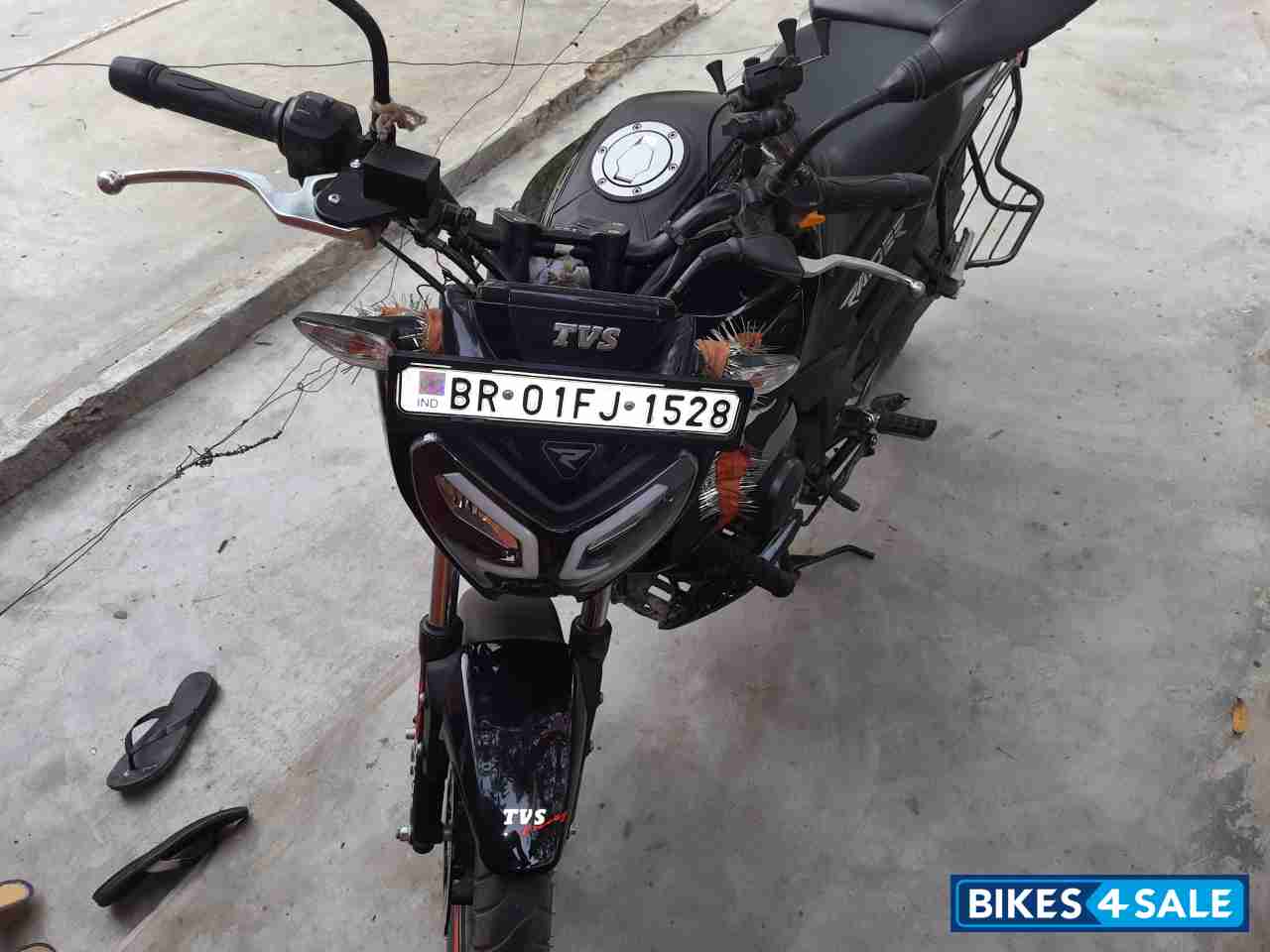 Black TVS Raider 125