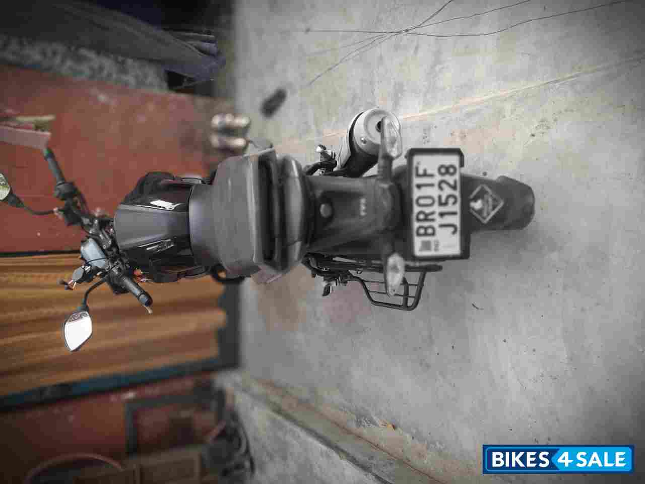 Black TVS Raider 125