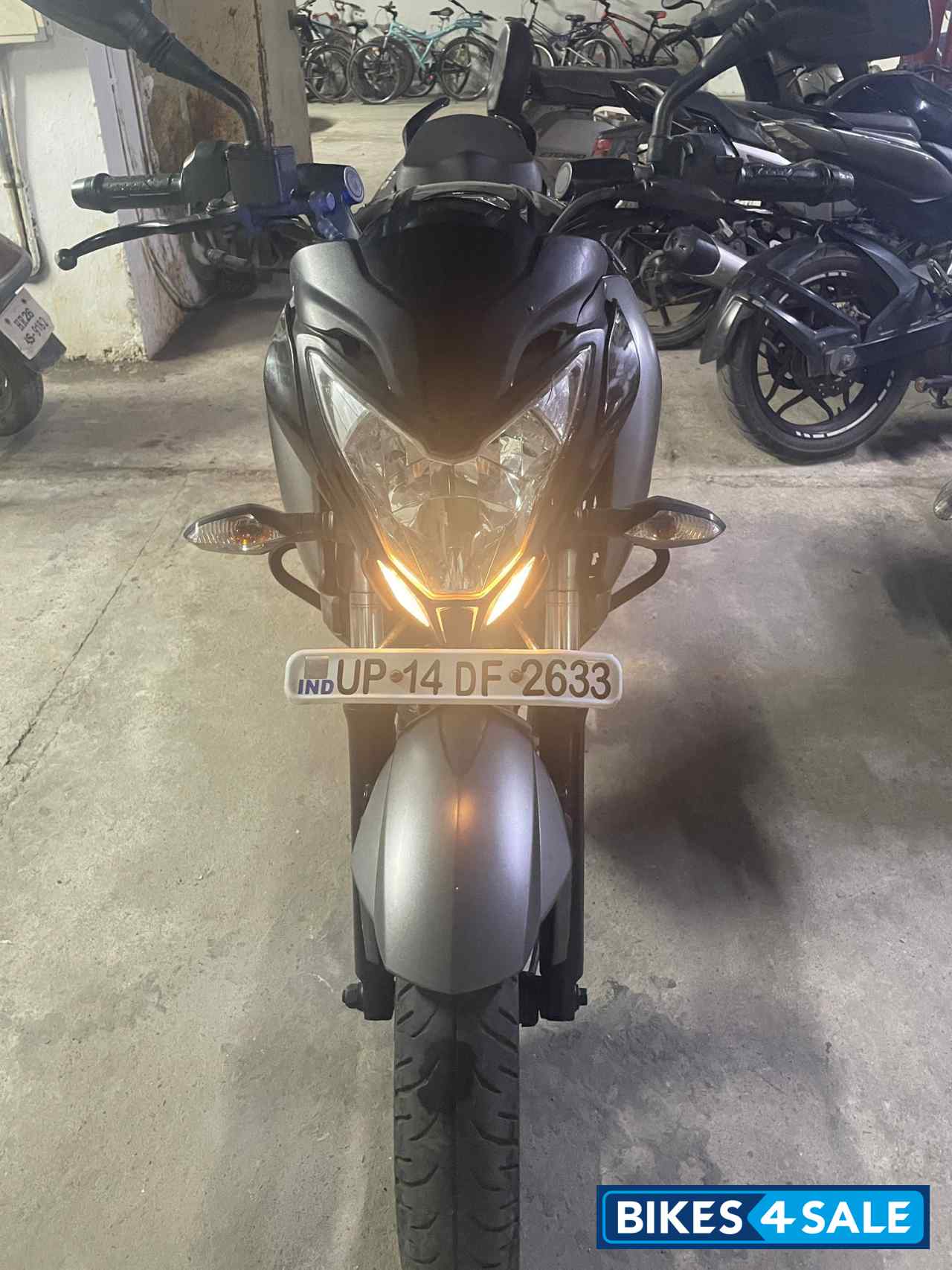 Black Bajaj Pulsar 200 NS Black Bajaj Pulsar 200 NS