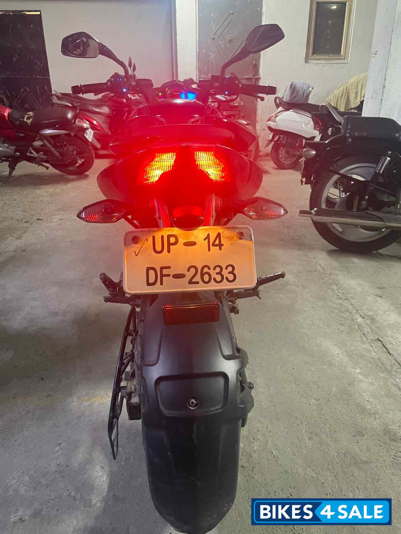 Black Bajaj Pulsar 200 NS Black Bajaj Pulsar 200 NS