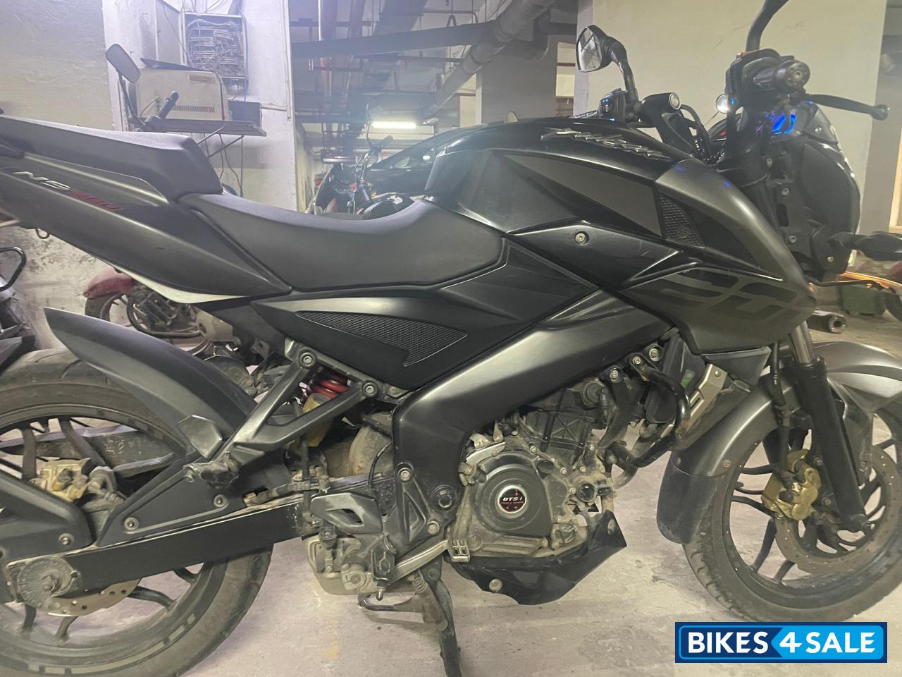 Black Bajaj Pulsar 200 NS Black Bajaj Pulsar 200 NS