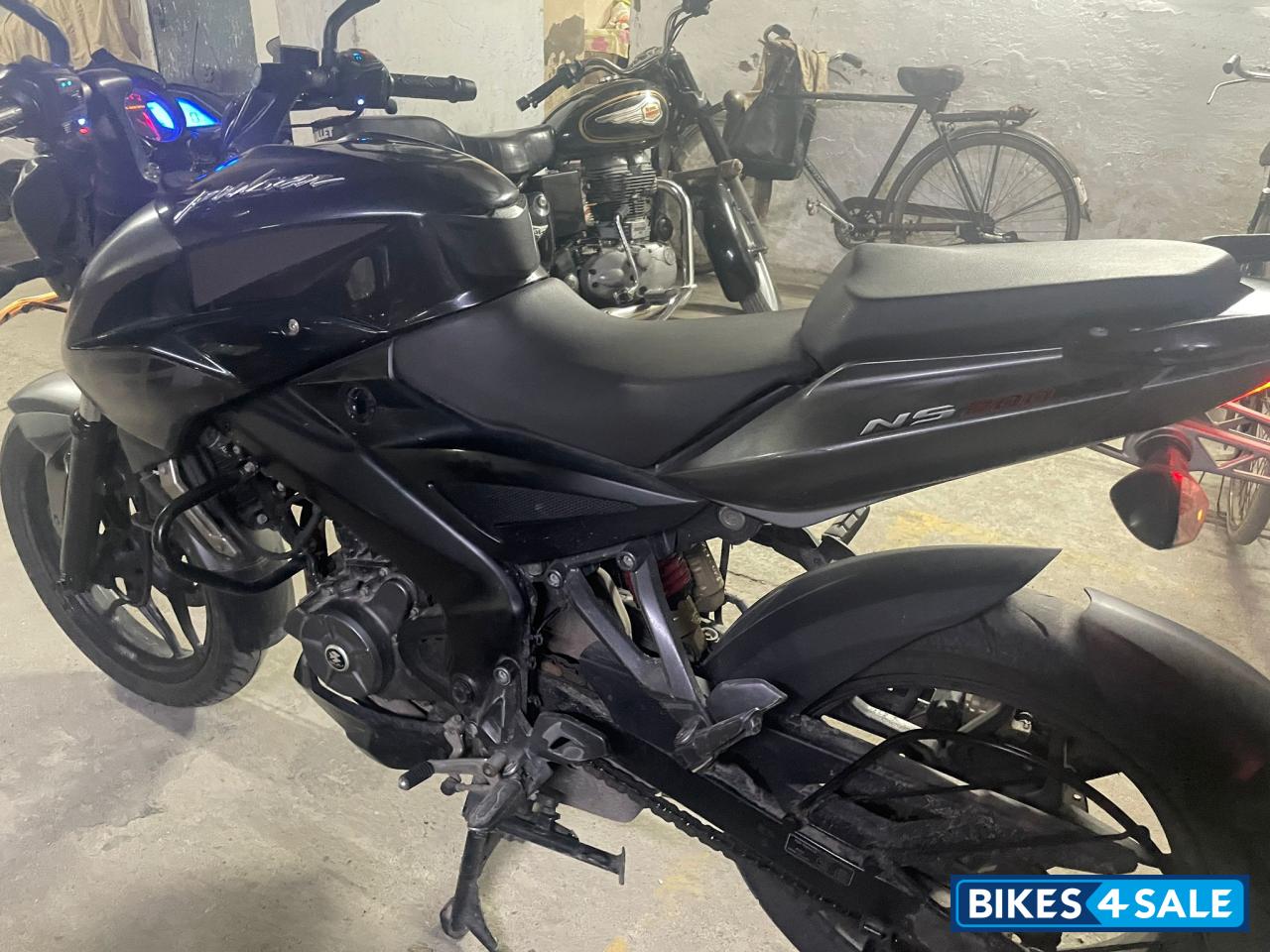 Black Bajaj Pulsar 200 NS Black Bajaj Pulsar 200 NS