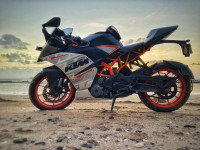 White KTM RC 390